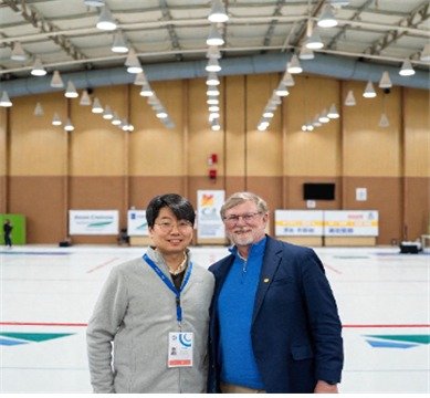 김훈 대한컬링연맹 이사(왼쪽)와 보 웰링 세계컬링연맹 회장. (대한컬링연맹 제공)