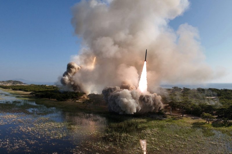 (평양 노동신문=뉴스1) = 북한의 미사일 발사 장면. [국내에서만 사용가능. 재배포 금지. DB 금지. For Use Only in the Republic of Korea. Redistribution Prohibited] rodongphoto@news1.kr