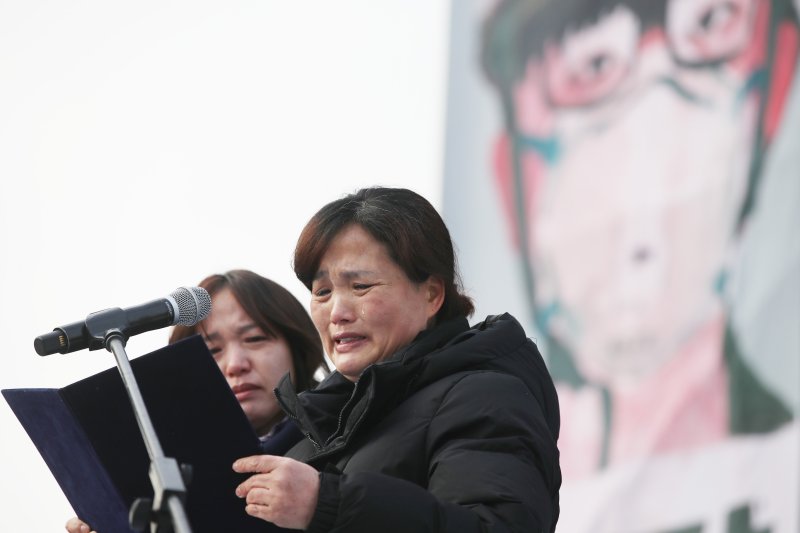[서울=뉴시스]박미소 수습기자 = 고 김용균씨의 어머니 김미숙씨가 19일 오후 서울 종로구 광화문 광장에서 열린 고 김용균씨 5차 범국민 추모제에서 눈물을 흘리며 발언하고 있다. 2019.01.19. misocamera@newsis.com