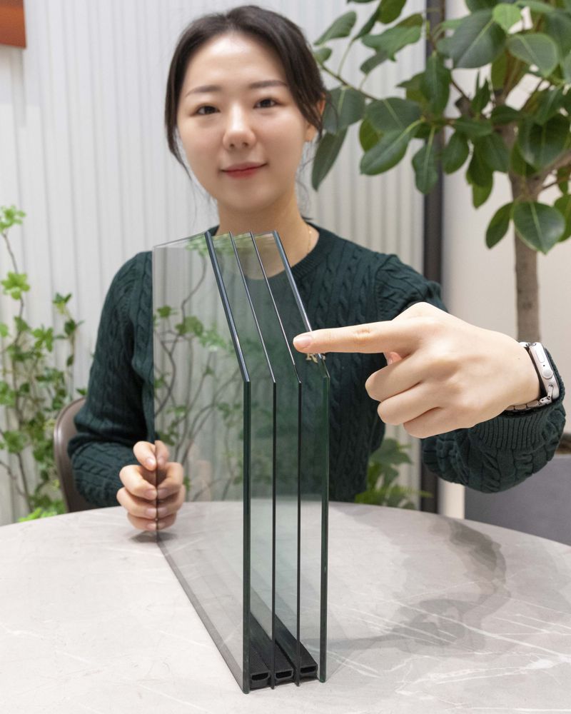 KCC글라스 직원이 경량다복층유리 시스템을 가리키고 있다. KCC글라스 제공