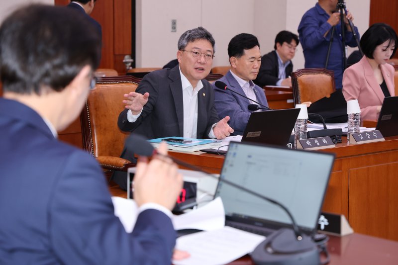 박정하 국민의힘 간사가 25일 오전 서울 여의도 국회에서 열린 제426회국회(임시회) 문화체육관광위원회 제1차 전체회의에서 해양수산부 장관 후보자로 지명된 전재수 위원장을 향해 축하의 박수를 제안하고 있다. 2025.6.25/뉴스1 ⓒ News1 안은나 기자