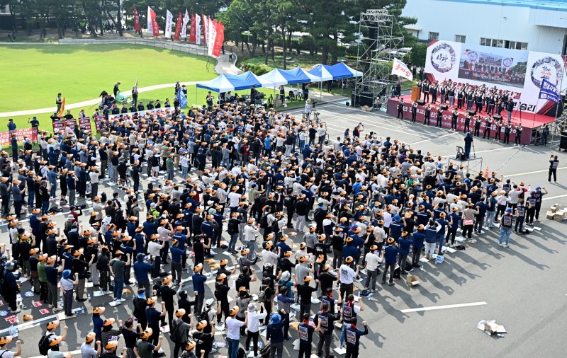 [울산=뉴시스] 안정섭 기자 = 지난 6월26일 오후 현대자동차 노조가 현대차 울산공장 본관 앞 광장에서 올해 임단협 승리를 위한 전체 조합원 출정식을 진행하고 있다. 2025.06.26. yohan@newsis.com