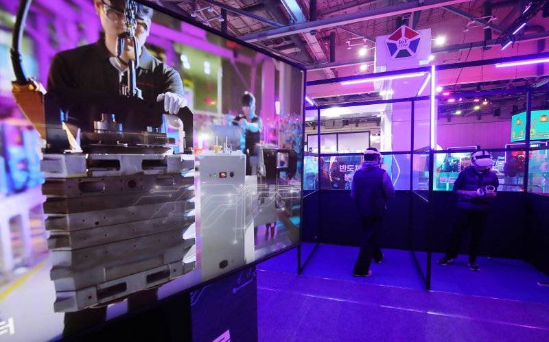 26일 부산 해운대구 벡스코 제1전시장에서 열린 '제2회 코-쇼(CO-SHOW)'에서 관람객들이 반도체 장비를 분해하는 체험을 하고 있다. 2025.11.26/뉴스1 ⓒ News1 윤일지 기자
