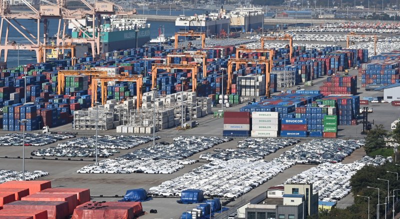 [평택=뉴시스] 김종택 기자 = 경기 평택항에 수출입 컨테이너가 쌓여 있다. 2025.10.28. jtk@newsis.com