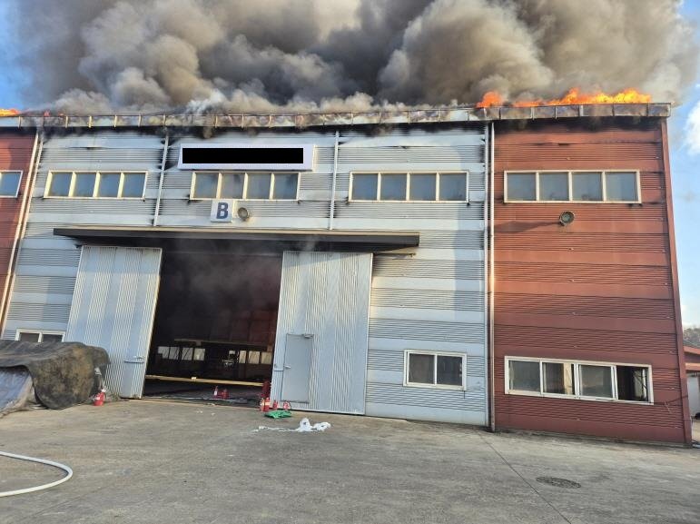[당진=뉴시스] 지난 9일 오후 3시57분께 충남 당진시 고대면 슬항리의 한 열처리 공장에서 불이 나 지붕에서 불길과 함께 회색 연기가 치솟고 있다. (사진=당진소방서 제공) 2025.12.10. photo@newsis.com *재판매 및 DB 금지