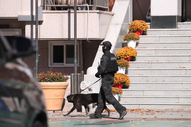 2026학년도 대학수학능력시험을 사흘 앞둔 10일 오전 대구 남구의 고등학교에 사제 폭발물을 설치했다는 신고가 접수돼 현장에 투입된 경찰특공대와 탐지견이 학교 구석구석을 수색하고 있다. 2025.11.10/뉴스1 ⓒ News1 공정식 기자