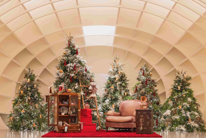갓, 항아리, 버선, 자개함 등 한국 전통 소품을 활용한 아난티 코브의 크리스마스 트리. 아난티 제공