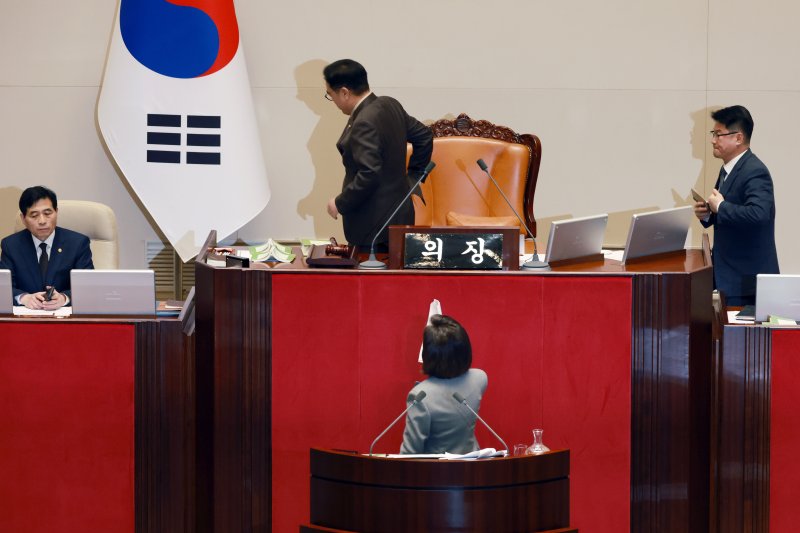 [서울=뉴시스] 고승민 기자 = 우원식 국회의장이 9일 서울 여의도 국회에서 열린 제429회국회(정기회) 제16차 본회의에서 나경원 국민의힘 의원의 필리버스터가 의제와는 상관없이 진행되자 본회의를 정회시킨 뒤 회의장을 나서고 있다. 2025.12.09. kkssmm99@newsis.com