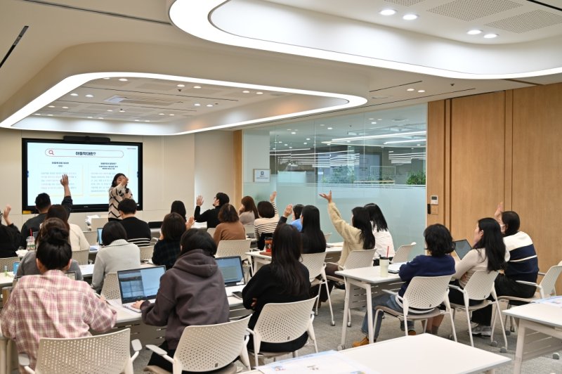 신성통상 탑텐키즈 임직원들이 아동안전보호정책교육을 수강하고 있다.(사진=신성통상 제공) *재판매 및 DB 금지