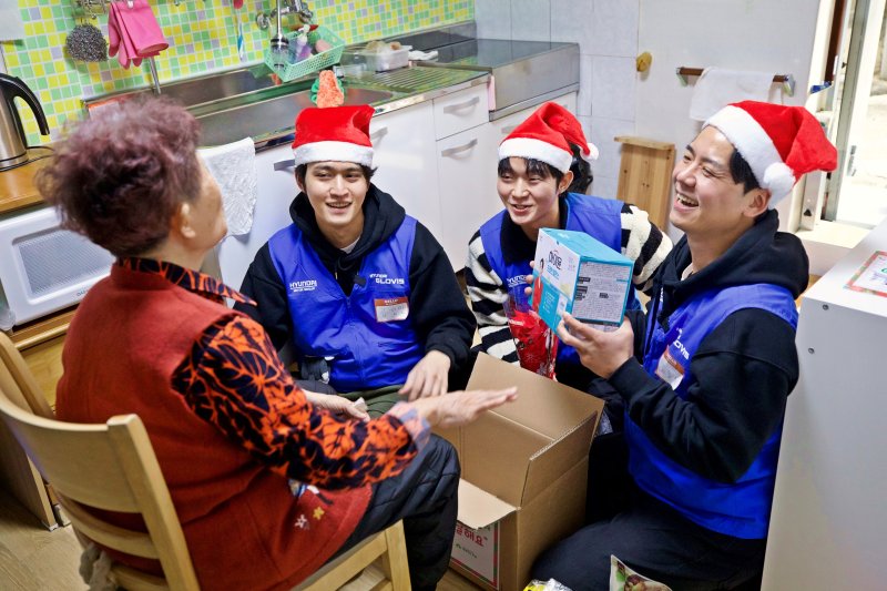 현대글로비스 직원들이 지난 9일 서울 관악구 난곡동의 홀몸어르신 가정을 방문해 후원물품을 전달하고 있다(현대글로비스 제공)