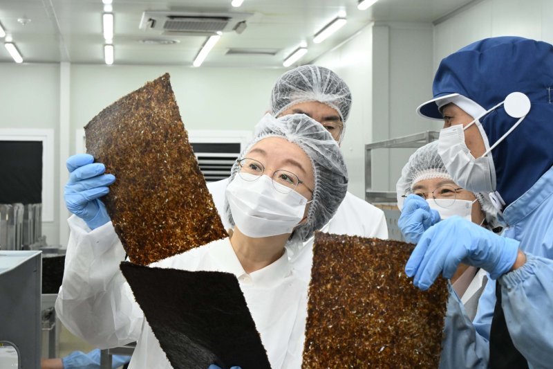 오유경 식품의약품안전처장이 전남 목포에 위치한 마른김 생산업체 해농을 방문해 안전관리 현황을 점검하고 있다.(사진은 기사 내용과 무관함) (식품의약품안전처 제공. 재판매 및 DB 금지) 2025.11.21/뉴스1