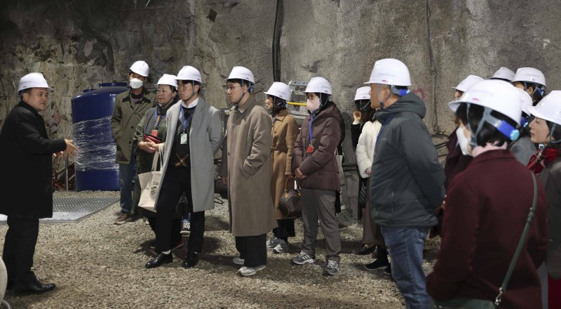 대전지역 교원들이 한국원자력연구원 방사성폐기물 지하처분연구시설을 견학하고 있다.(원자력연 제공) /뉴스1