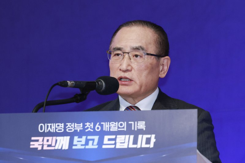 [서울=뉴시스] 최동준 기자 = 위성락 국가안보실장이 7일 서울 용산 대통령실 청사에서 열린 3실장 및 수석비서관 '대통령실 6개월 성과 간담회'에서 성과에 대해 프레젠테이션하고 있다. 2025.12.07. photocdj@newsis.com