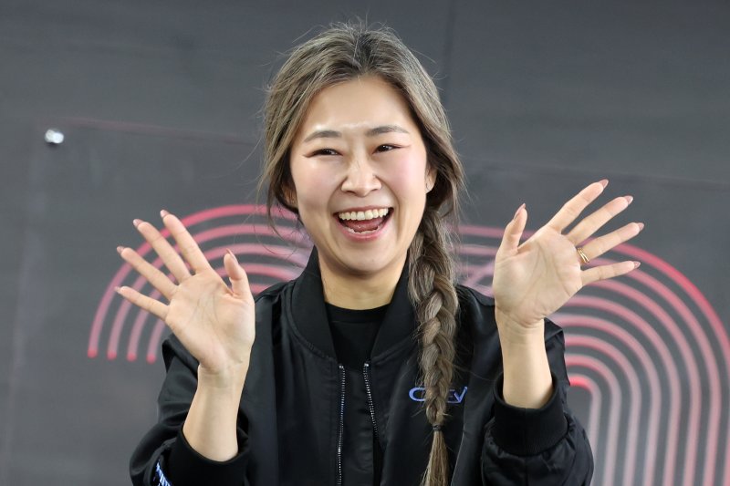 [부산=뉴시스] 박진희 기자 = 매기 강(Maggie Kang) 감독이 21일 부산 해운대구 영화의전당 BIFF 야외무대에서 제30회 부산국제영화제 영화 '케이팝 데몬 헌터스' 오픈토크를 하고 있다. 2025.09.21. pak7130@newsis.com