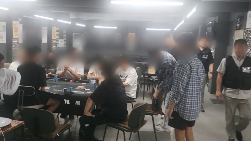 부산 경찰이 홀덤펍으로 위장한 불법 도박장을 단속하고 있다.(부산경찰청 제공. 재판매 및 DB 금지)