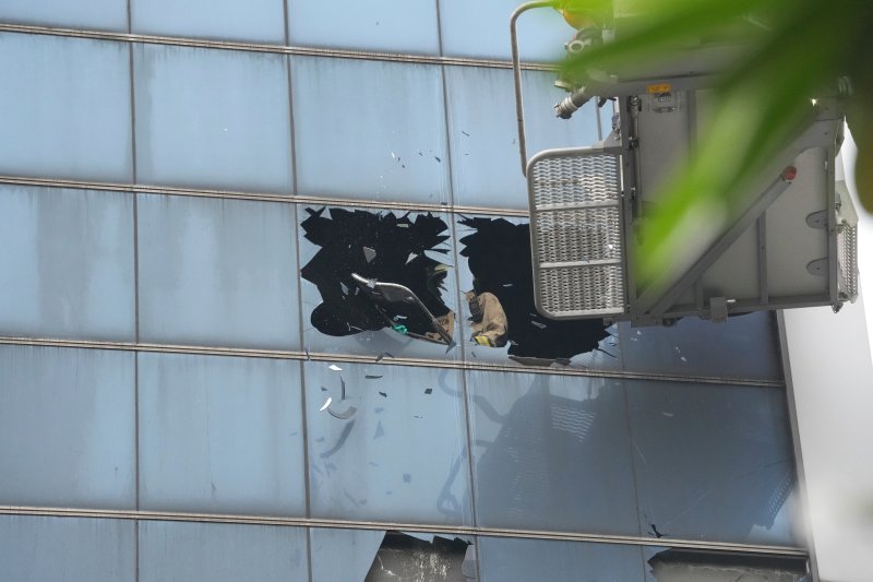 [자카르타=AP/뉴시스] 9일(현지 시간) 인도네시아 자카르타에서 화재가 발생한 건물에서 한 소방관이 유리를 깨고 있다. 현지 경찰은 자카르타 케마요란 지역의 7층 건물에서 불이 나, 임신부 1명 포함 22명이 사망했다고 밝혔다. 2025.12.10.