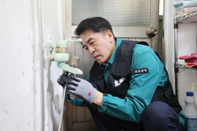 최재형 보은군수가 군내 취약계층 가구를 찾아 수도를 수리해 주고 있다. (보은군 제공. 재판매 및 DB금지) /뉴스1