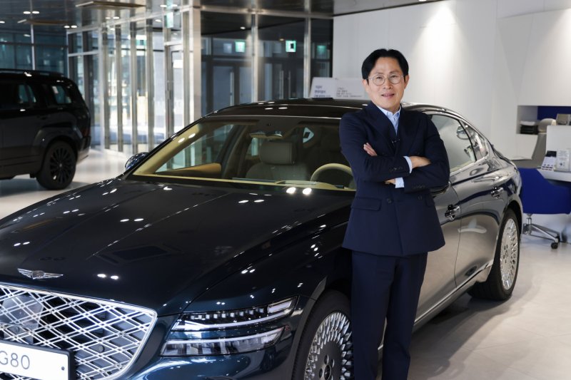 [서울=뉴시스] 최진성 영업이사가 현대차 서대문중앙지점에서 기념 촬영하는 모습. (사진=현대차 제공) 2025.12.10. photo@newsis.com *재판매 및 DB 금지