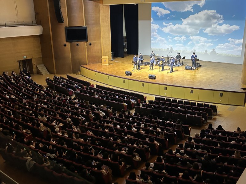 [서울=뉴시스] 세브란스병원은 원내 민윤기치료센터의 음악 기반 치료 프로그램에 참여한 아이들이 만든 마인드 밴드가 연세대학교 대강당에서 공연했다고 10일 밝혔다. (사진=세브란스병원 제공) 2025.12.10. photo@newsis.com *재판매 및 DB 금지