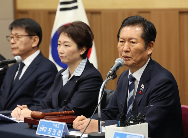 더불어민주당 정청래 대표가 10일 광주 서구 김대중컨벤션센터에서 열린 최고위원회의에서 발언하고 있다. 연합뉴스