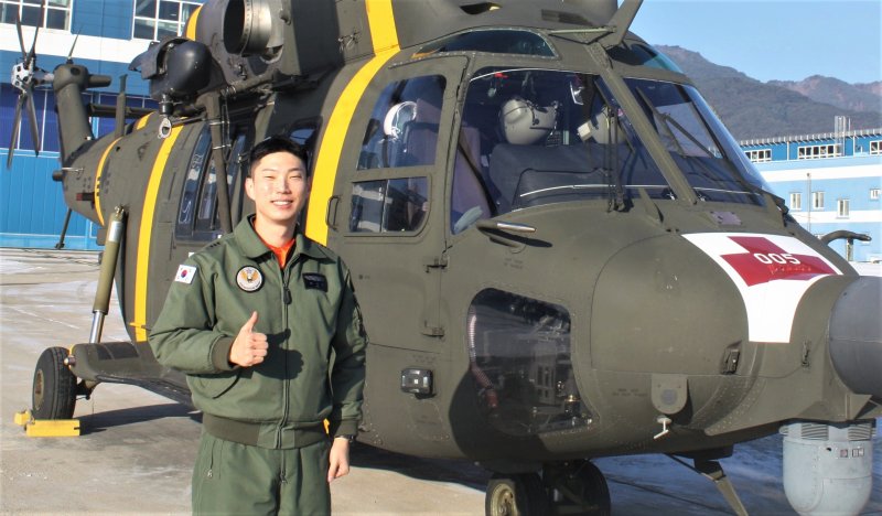 육군은 지난 1일 육군 3군단 직할 항공단 소속 이지홍 대위가 공사 중 차량사고로 생명이 위급한 민간인을 응급조치하고 신속한 판단으로 군 의무후송헬기(메디온)으로 이송해 소중한 생명을 구했다고 10일 밝혔다. 사진은 군 의무후송헬기(메디온) 앞에서 선 이지홍 대위 모습. 육군 제공