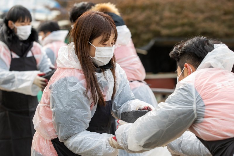 [서울=뉴시스] 호반그룹은 지난 9일 '겨울안심나눔 캠페인'의 일환으로 서울 서초구 방배동 전원마을에서 사랑의 연탄 나눔 봉사활동을 진행했다. (사진=호반 제공) 2025.12.10. photo@newsis.com *재판매 및 DB 금지