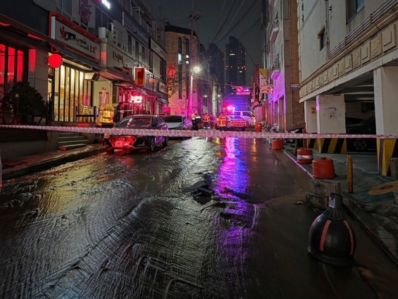 [부천=뉴시스]정일형 기자=상수도 파열 현장.(사진=부천시 제공)