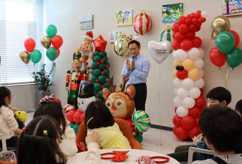 5일 서울 여의도 본사에서 남기천 우리투자증권 대표가 '제2회 우리 오피스투어 키즈데이'에 참여한 임직원 자녀들을 맞이하고 있다.(사진=우리투자증권 제공) *재판매 및 DB 금지