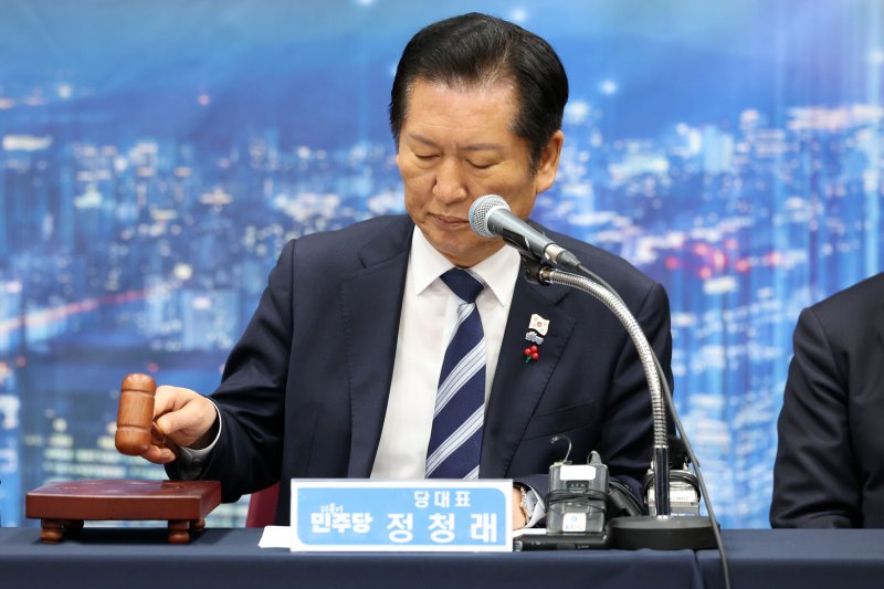 정청래 더불어민주당 대표가 10일 오전 광주 서구 김대중컨벤션센터에서 열린 광주 현장 최고위원회의에서 개회 선언을 하고 있다. 2025.12.10/뉴스1 ⓒ News1 이승현 기자