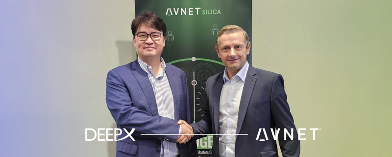 왼쪽부터 김녹원 딥엑스 대표, 토머스 포이 아브넷 실리카 공급업체 관리 부사장이 파트너십 체결 후 기념촬영을 하고 있다. 딥엑스 제공