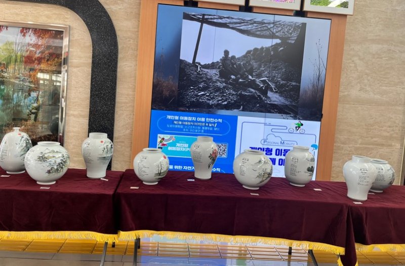 강원 태백시가 지난 8일부터 10일까지 시청 로비에서 여성친화도시 특화사업의 일환으로 '도자시화전 – 여성이 살아낸 태백의 빛과 그림자'란 작품전시회를 열고 있다. (태백시 제공. 재판매 및 DB금지) 2025.12.10/뉴스1