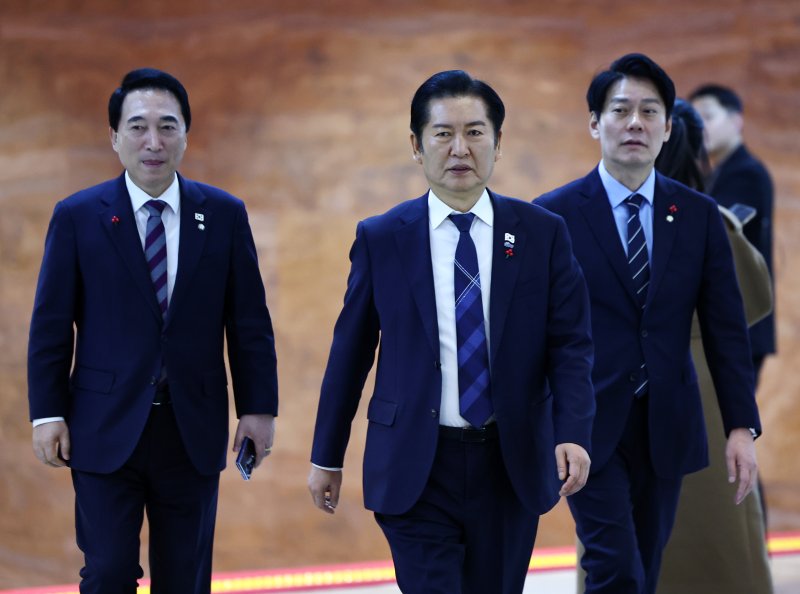 [서울=뉴시스] 김명년 기자 = 정청래 더불어민주당 대표가 지난 9일 오전 서울 여의도 국회 예결위장에서 열린 의원총회에 참석하기 위해 이동하고 있다. 2025.12.10. kmn@newsis.com