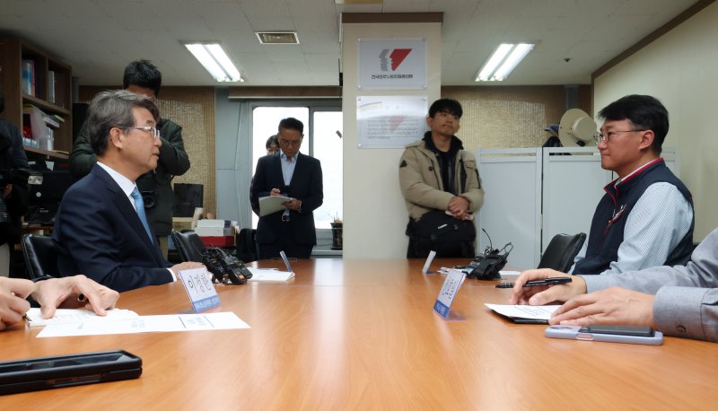 [서울=뉴시스] 배훈식 기자 = 양경수(오른쪽) 민주노총 위원장과 김지형 경제사회노동위원회(경사노위) 위원장이 지난달 25일 오전 서울 중구 민주노총 위원장실에서 공식 회동하고 있다. 민주노총과 경사노위는 이날 1999년 2월 경사노위의 전신 노사정위원회를 탈퇴한 후 26년 만에 공식적으로 만났다. (공동취재) 2025.11.25. photo@newsis.com