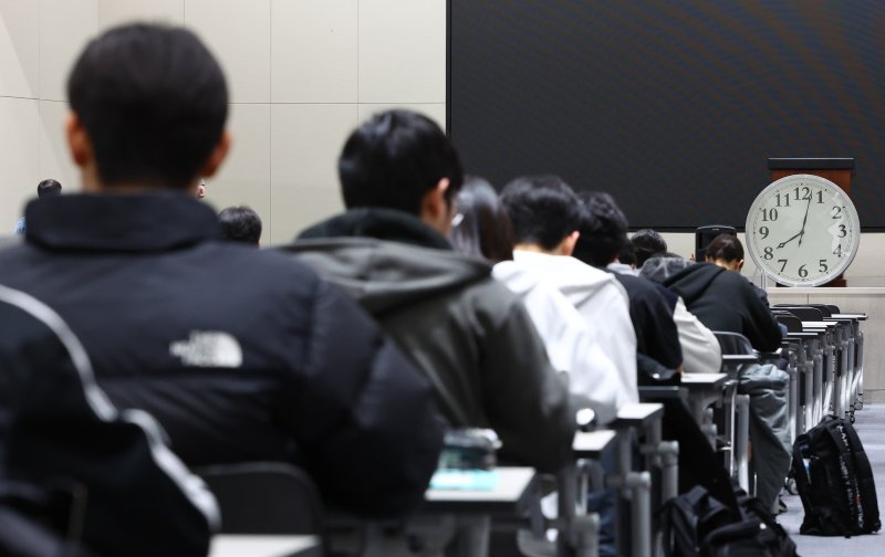 [서울=뉴시스] 황준선 기자 = 11월 16일 서울 종로구 성균관대학교 인문사회과학캠퍼스에서 열린 2026학년도 수시모집 논술 시험에 응시한 수험생들이 시험 시작을 기다리고 있다. 2025.11.16. hwang@newsis.com