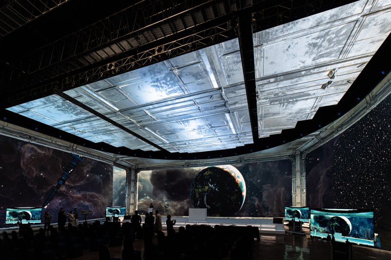 LG전자의 버추얼 프로덕션 전용 고화질 LED 설루션으로 만든 국내 최대 규모 가상 스튜디오에서 영화 촬영을 위한 가상 배경을 구현하고 있다.(LG전자 제공)