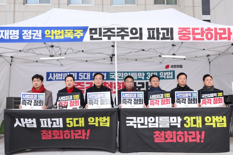 장동혁 대표를 비롯한 국민의힘 지도부가 10일 서울 여의도 국회 본관 앞에 마련된 농성장에서 8대 악법 저지 릴레이 천막 농성을 하고 있다. 2025.12.10/뉴스1 ⓒ News1 신웅수 기자