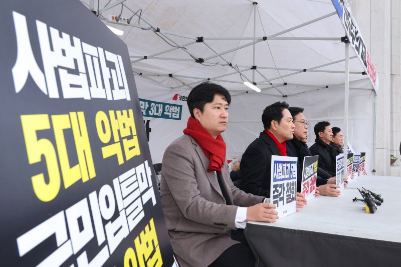 장동혁 국민의힘 대표가 10일 서울 여의도 국회 본관 앞에 마련된 8대 악법 저지 릴레이 천막 농성장에서 발언하고 있다. 2025.12.10/뉴스1 ⓒ News1 신웅수 기자