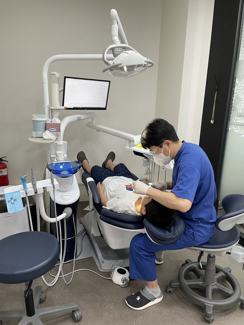 [성남=뉴시스]성남시 치과주치의 사업을 통해 초교 4학년생이 치과 진료를 받고 있다(사진=성남시 제공)2025.12.10.photo@newsis.com