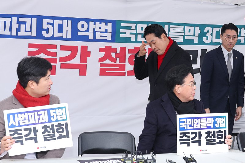 장동혁 국민의힘 대표가 10일 서울 여의도 국회 본관 앞에 마련된 8대 악법 저지 릴레이 천막 농성장을 방문하고 있다. 2025.12.10/뉴스1 ⓒ News1 신웅수 기자