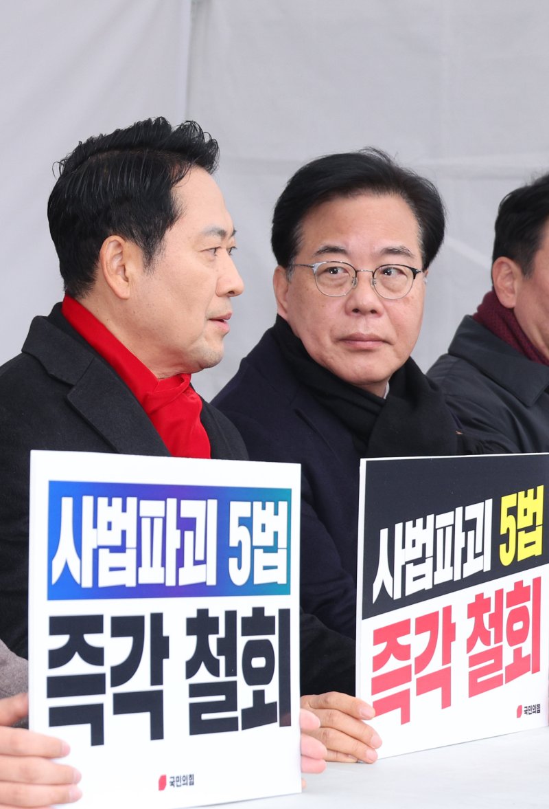 장동혁 국민의힘 대표와 송언석 원내대표가 10일 서울 여의도 국회 본관 앞에 마련된 8대 악법 저지 릴레이 천막 농성장에서 대화하고 있다. 2025.12.10/뉴스1 ⓒ News1 신웅수 기자