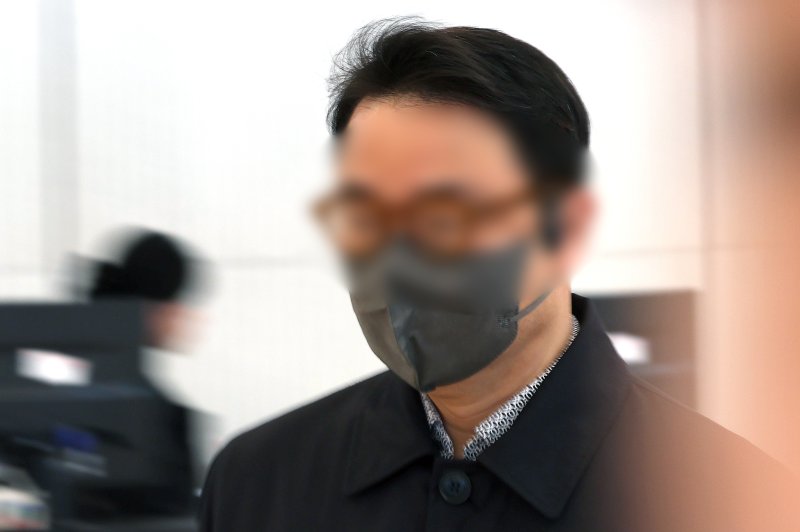 [서울=뉴시스] 조성우 기자 = 윤석열 전 대통령 부인 김건희 여사의 오빠 김진우 씨가 10일 오전 서울 종로구 KT 광화문빌딩 웨스트에 마련된 김건희 여사 관련 의혹을 수사하는 민중기 특별검사 사무실에 출석하고 있다. 2025.12.10. xconfind@newsis.com