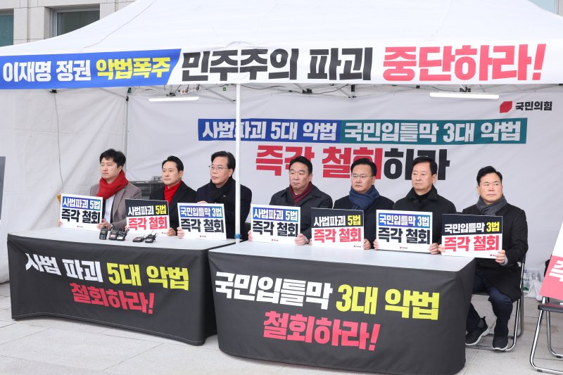 장동혁 대표를 비롯한 국민의힘 지도부가 10일 서울 여의도 국회 본관 앞에 마련된 농성장에서 8대 악법 저지 릴레이 천막 농성을 하고 있다. 2025.12.10/뉴스1 ⓒ News1 신웅수 기자