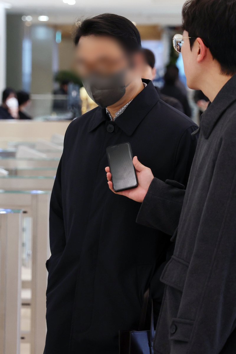 [서울=뉴시스] 조성우 기자 = 윤석열 전 대통령 부인 김건희 여사의 오빠 김진우 씨가 10일 오전 서울 종로구 KT 광화문빌딩 웨스트에 마련된 김건희 여사 관련 의혹을 수사하는 민중기 특별검사 사무실에 출석하고 있다. 2025.12.10. xconfind@newsis.com