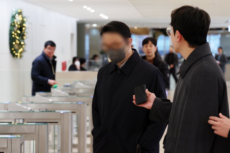 [서울=뉴시스] 조성우 기자 = 윤석열 전 대통령 부인 김건희 여사의 오빠 김진우 씨가 10일 오전 서울 종로구 KT 광화문빌딩 웨스트에 마련된 김건희 여사 관련 의혹을 수사하는 민중기 특별검사 사무실에 출석하고 있다. 2025.12.10. xconfind@newsis.com