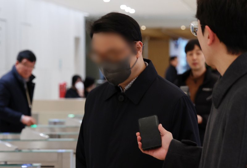 [서울=뉴시스] 조성우 기자 = 윤석열 전 대통령 부인 김건희 여사의 오빠 김진우 씨가 10일 오전 서울 종로구 KT 광화문빌딩 웨스트에 마련된 김건희 여사 관련 의혹을 수사하는 민중기 특별검사 사무실에 출석하고 있다. 2025.12.10. xconfind@newsis.com