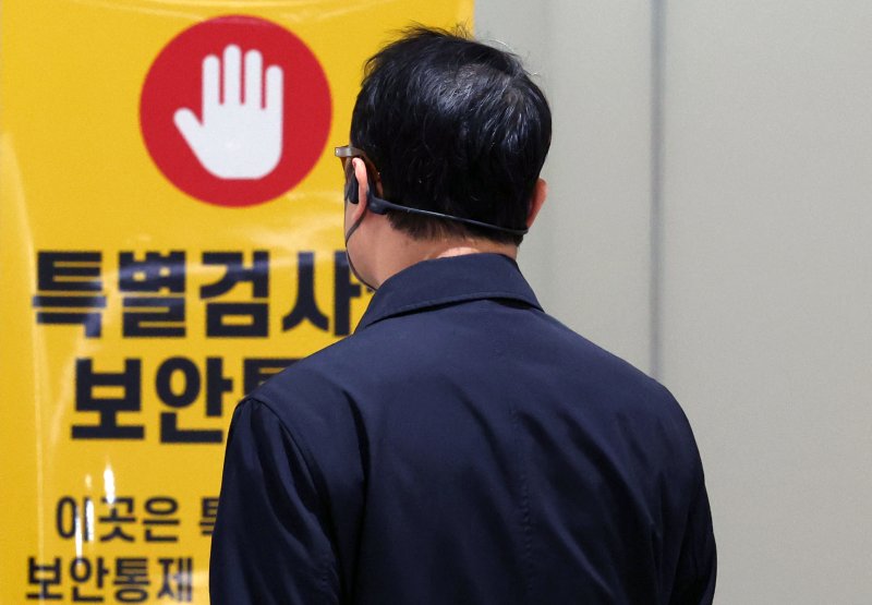 [서울=뉴시스] 조성우 기자 = 윤석열 전 대통령 부인 김건희 여사의 오빠 김진우 씨가 10일 오전 서울 종로구 KT 광화문빌딩 웨스트에 마련된 김건희 여사 관련 의혹을 수사하는 민중기 특별검사 사무실에 출석하고 있다. 2025.12.10. xconfind@newsis.com