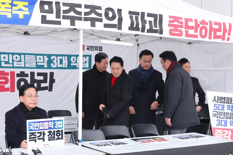 장동혁 국민의힘 대표가 10일 서울 여의도 국회 본관 앞에 마련된 8대 악법 저지 릴레이 천막 농성장을 방문하고 있다. 2025.12.10/뉴스1 ⓒ News1 신웅수 기자