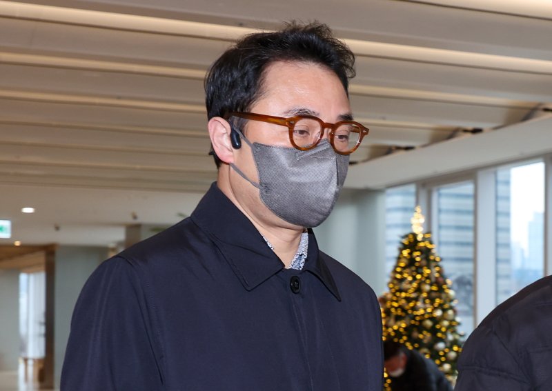 김건희 여사 오빠 김진우 씨가 10일 오전 서울 종로구 김건희 특검팀(특별검사 민중기) 사무실에서 '양평 고속도로 종점 변경 특혜 의혹' 관련 조사를 위해 참고인 신분으로 출석하고 있다. 2025.12.10/뉴스1 ⓒ News1 안은나 기자