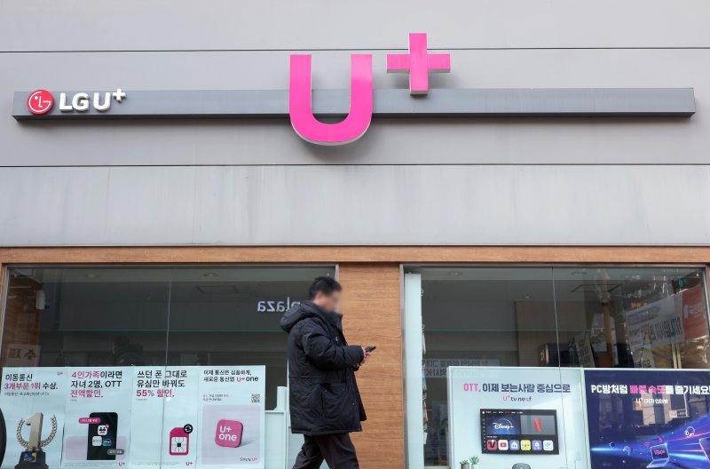 [서울=뉴시스] 김진아 기자 = LG유플러스가 AI 통화비서 서비스 ‘익시오’의 운영 개선 작업 과정에서 발생한 고객 통화정보 유출 사실을 개인정보보호위원회에 자진 신고했다.LG유플러스는 6일 캐시(임시 저장 공간) 설정 오류로 고객 36명의 통화 상대방 전화번호, 통화 시각, 통화내용 요약 등의 정보가 다른 이용자 101명에게 일시적으로 노출됐다고 밝혔다.사진은 7일 서울 시내 LG유플러스 매장. 2025.12.07. bluesoda@newsis.com