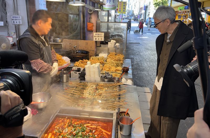 ‘고독한 미식가’로 유명한 배우 마츠시게 유타카가 부산 부평깡통시장을 방문한 모습. 부산관광공사 제공